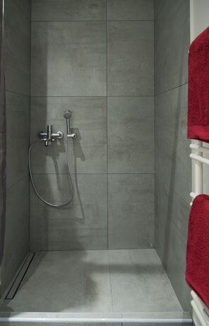 Combined shower/tub, towels, soap, shampoo