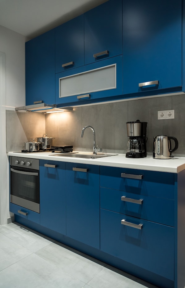 Jääkaappi, mikroaaltouuni, uuni, liesi