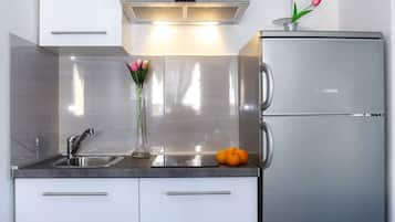 Réfrigérateur, plaque de cuisson, bouilloire électrique