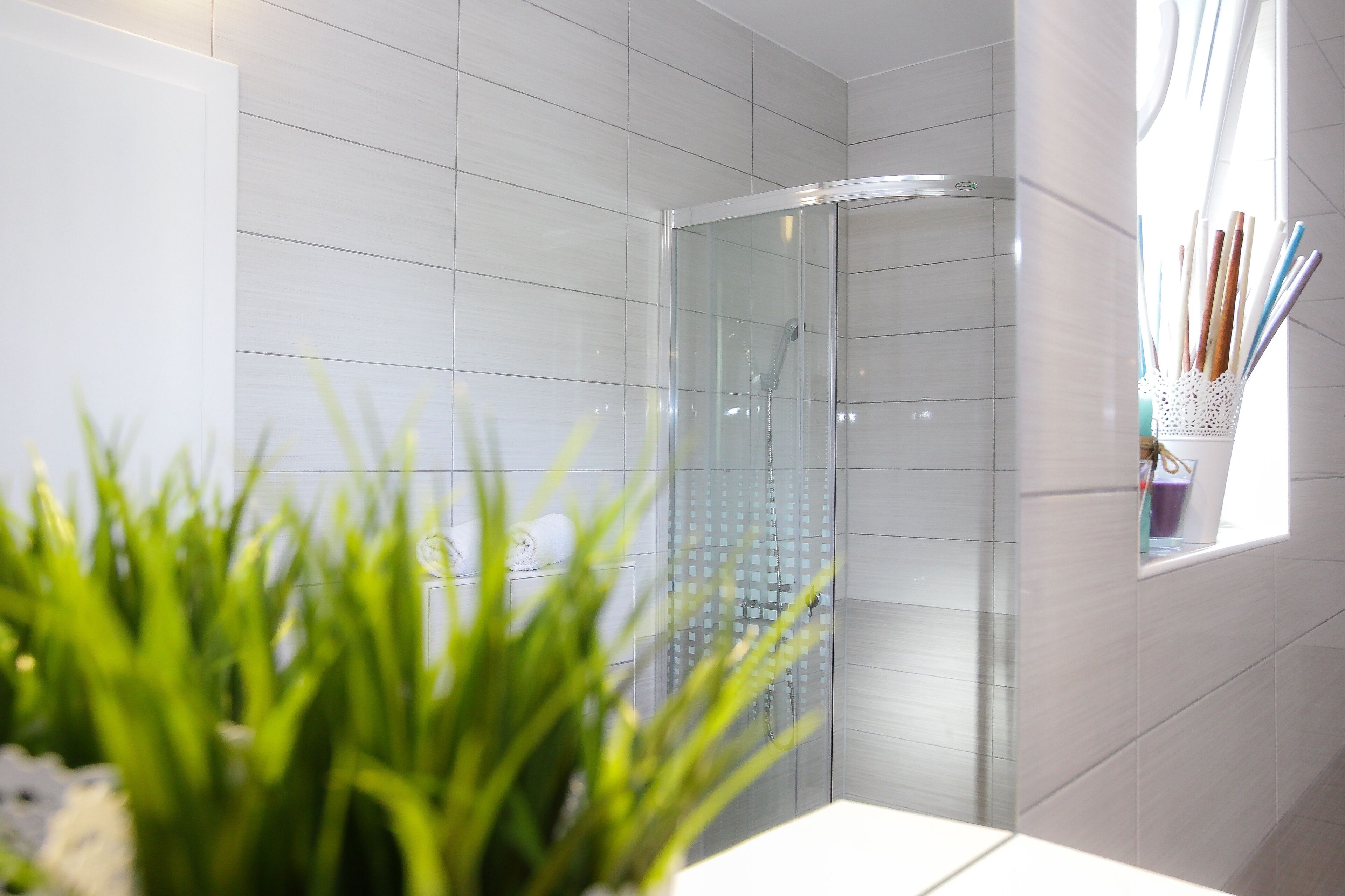 Dusche, Haartrockner, Handtücher, Toilettenpapier