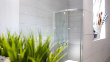 Dusche, Haartrockner, Handtücher, Toilettenpapier