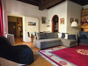 Una Smart TV, una chimenea, un reproductor de DVD, libros