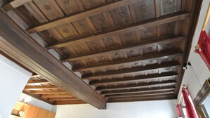 A wooden ceiling with exposed beams and decorative elements. - Bright apartment in the Center of Rome 70 sqm wifi near Piazza di spagna (Roma)