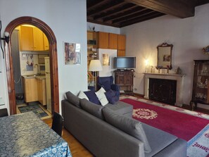 Smart TV, fireplace, DVD player, books - Bright apartment in the Center of Rome 70 sqm wifi near Piazza di spagna (Roma)