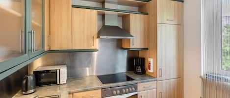 Kühlschrank, Ofen, Geschirrspüler, Kochgeschirr/Geschirr/Besteck