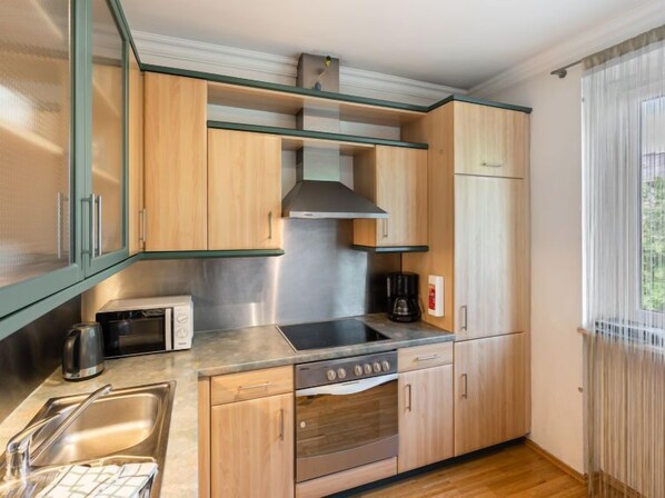 Kühlschrank, Ofen, Geschirrspüler, Kochgeschirr/Geschirr/Besteck