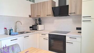 Kühlschrank, Mikrowelle, Ofen, Geschirrspüler