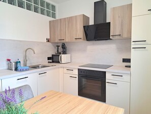 Kühlschrank, Mikrowelle, Ofen, Geschirrspüler