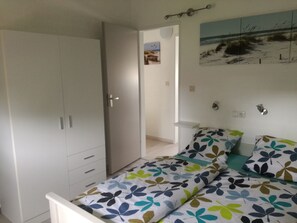 2 slaapkamers, een strijkplank/strijkijzer, reisbedje, wifi