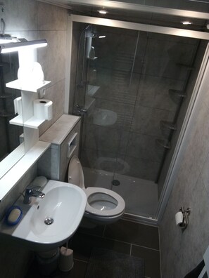 Een bad/douchecombinatie, een haardroger