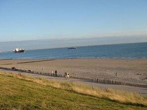 Ligstoelen aan het strand