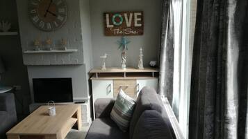 Een televisie, tafelvoetbal en een tafeltennistafel