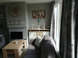 Télévision, baby-foot, table de tennis de table