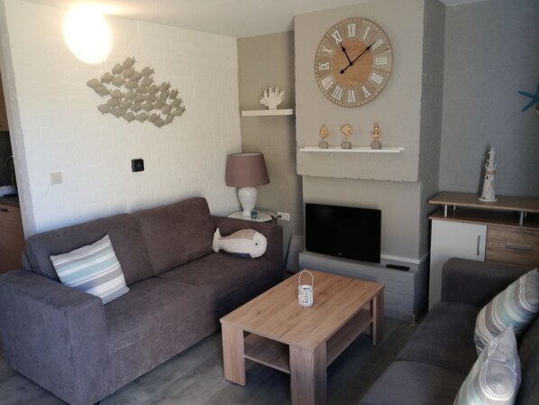 Een televisie, tafelvoetbal en een tafeltennistafel