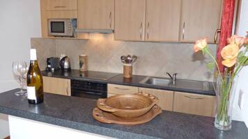 Kühlschrank, Mikrowelle, Ofen, Geschirrspüler