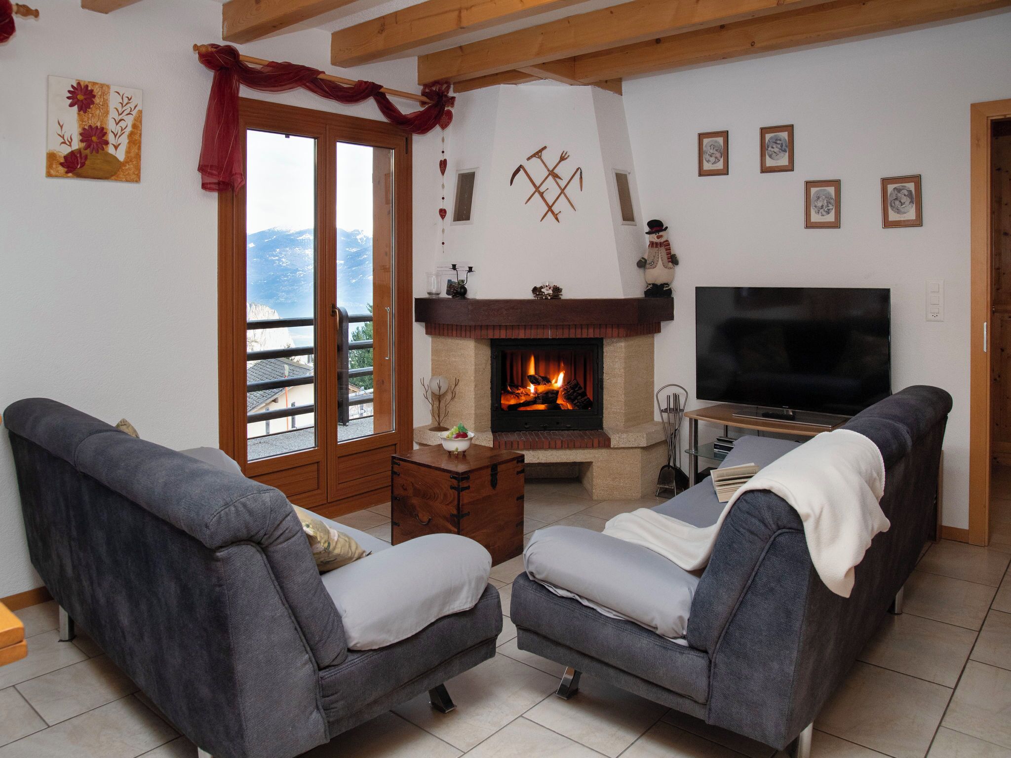 Flachbildfernseher, Kamin, DVD-Player