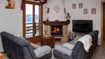 Flachbildfernseher, Kamin, DVD-Player