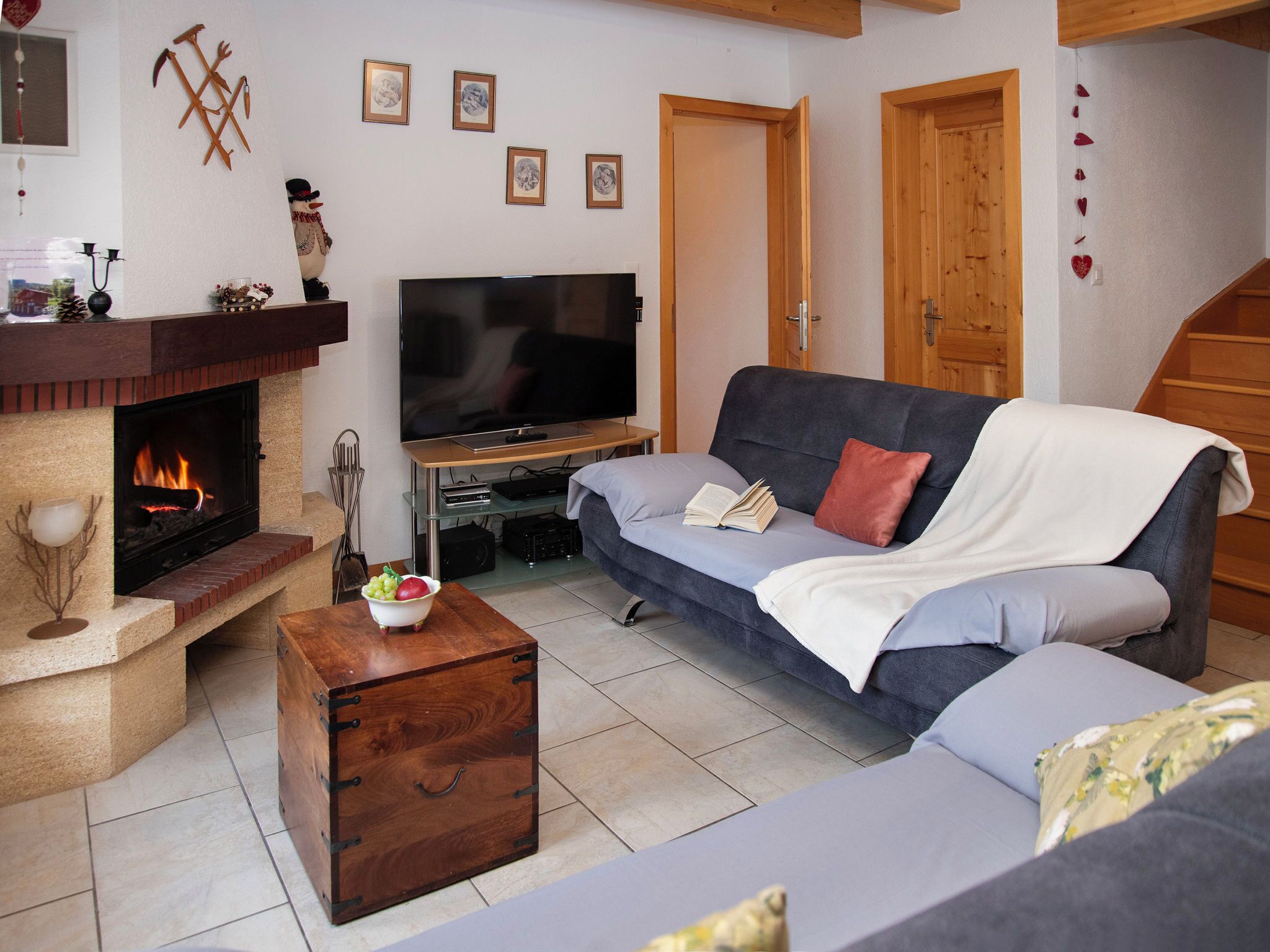 Flat-screen TV, fireplace, DVD player