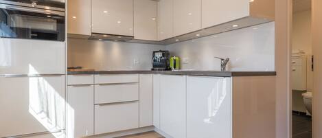 ثلاجة، غسالة أطباق، مستلزمات طهي/أطباق/أوعية