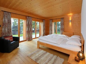 4 bedrooms, desk, free internet