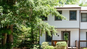 Ein zweistöckiges Gebäude mit Veranda, Briefkasten und der Hausnummer 429.