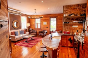 Un interior de madera con cocina, comedor y sala de estar.