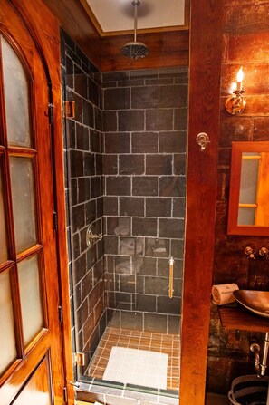 Douche, sèche-cheveux, serviettes fournies, savon