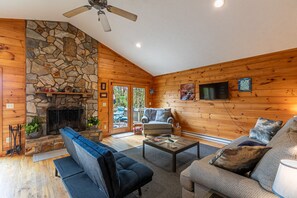 Smart-TV, peis, bøker og filmbibliotek