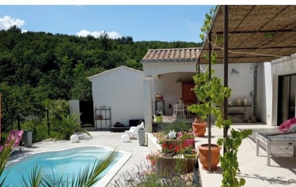 Outdoor pool - Beautiful quiet house with pool (Laudun-l'Ardoise)