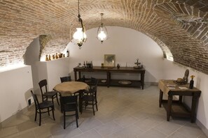 朝食 (コンチネンタル ブレックファスト)、毎日提供 (無料)