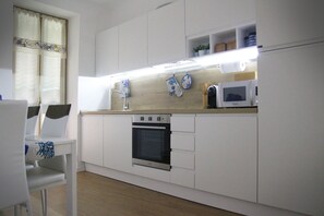 Fridge, microwave, oven, stovetop - ROMEO'S DELIGHTFUL HOUSE APARTMENT FOR YOUR HOLIDAYS (La Spezia)