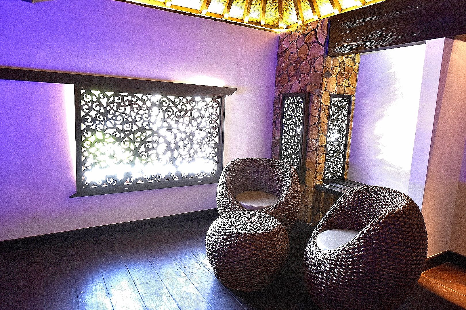 Superior Suite | Living room | 32-inch Smart TV with cable channels, TV