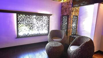 Superior Suite | Living room | 32-inch Smart TV with cable channels, TV