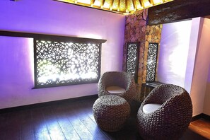 Superior Suite | Living room | 32-inch Smart TV with cable channels, TV - Villa Cantika Resort (Gili Trawangan)