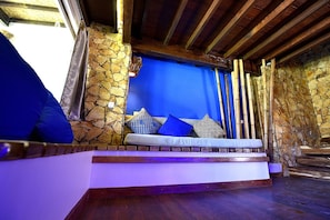 Superior Suite | Living room | 32-inch Smart TV with cable channels, TV - Villa Cantika Resort (Gili Trawangan)