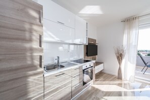 Jääkaappi, uuni, liesi, astianpesukone