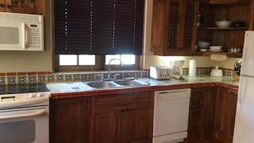 JÀÀkaappi, mikroaaltouuni, uuni, astianpesukone