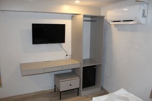 Doppia Economy (Basement) | 1 camera, una cassaforte in camera, una scrivania, postazione laptop