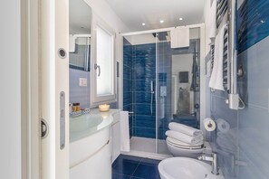 Douche, articles de toilette gratuits, sèche-cheveux, peignoirs