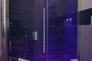 Dusche, kostenlose Toilettenartikel, Haartrockner, Bademäntel