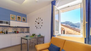 Una cocina moderna con comedor, sofá y vistas a la ciudad.