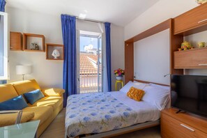 1 bedroom, desk, iron/ironing board, WiFi