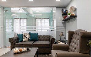 Apartment, 1 Queen Bed with Sofa bed | Living room | Smart TV, Netflix, books, MP3 dock - Monastiraki Urban Apartments (Athens)