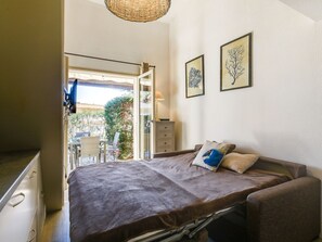 1 habitación, tabla de planchar con plancha y cuna de viaje 