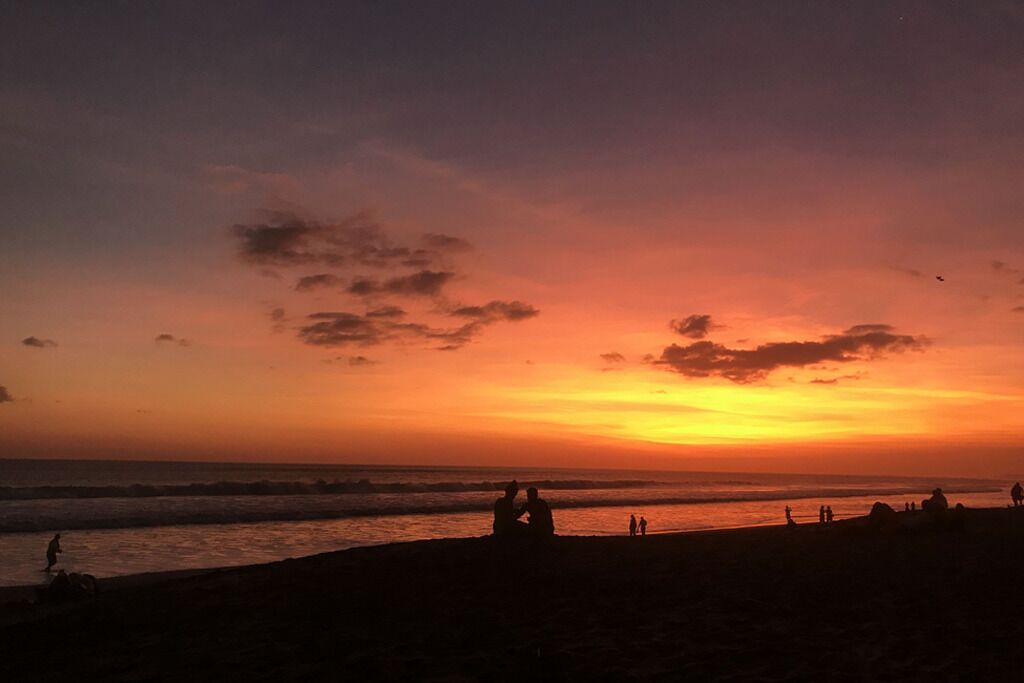 Vlak bij het strand, ligstoelen