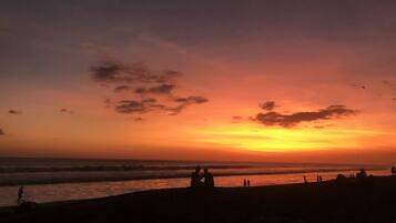 Vlak bij het strand, ligstoelen