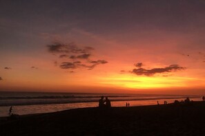 Ubicación cercana a la playa y tumbonas