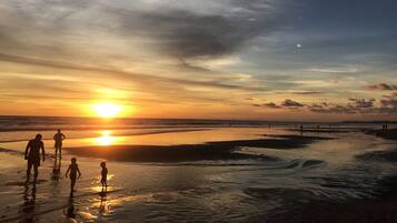 Plage à proximité, chaises longues