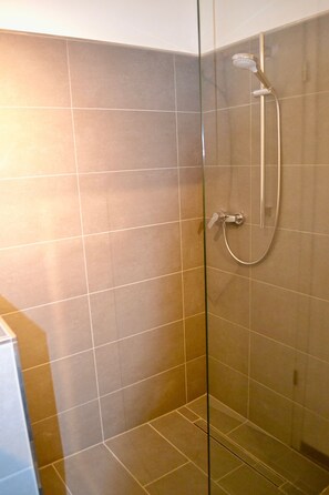 Shower, hair dryer, towels, soap - beautiful 2-room apartment in Münster (Ost)