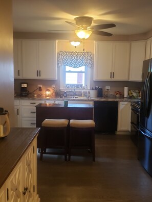 Microondas, lavavajillas, cafetera y tetera y utensilios de cocina 